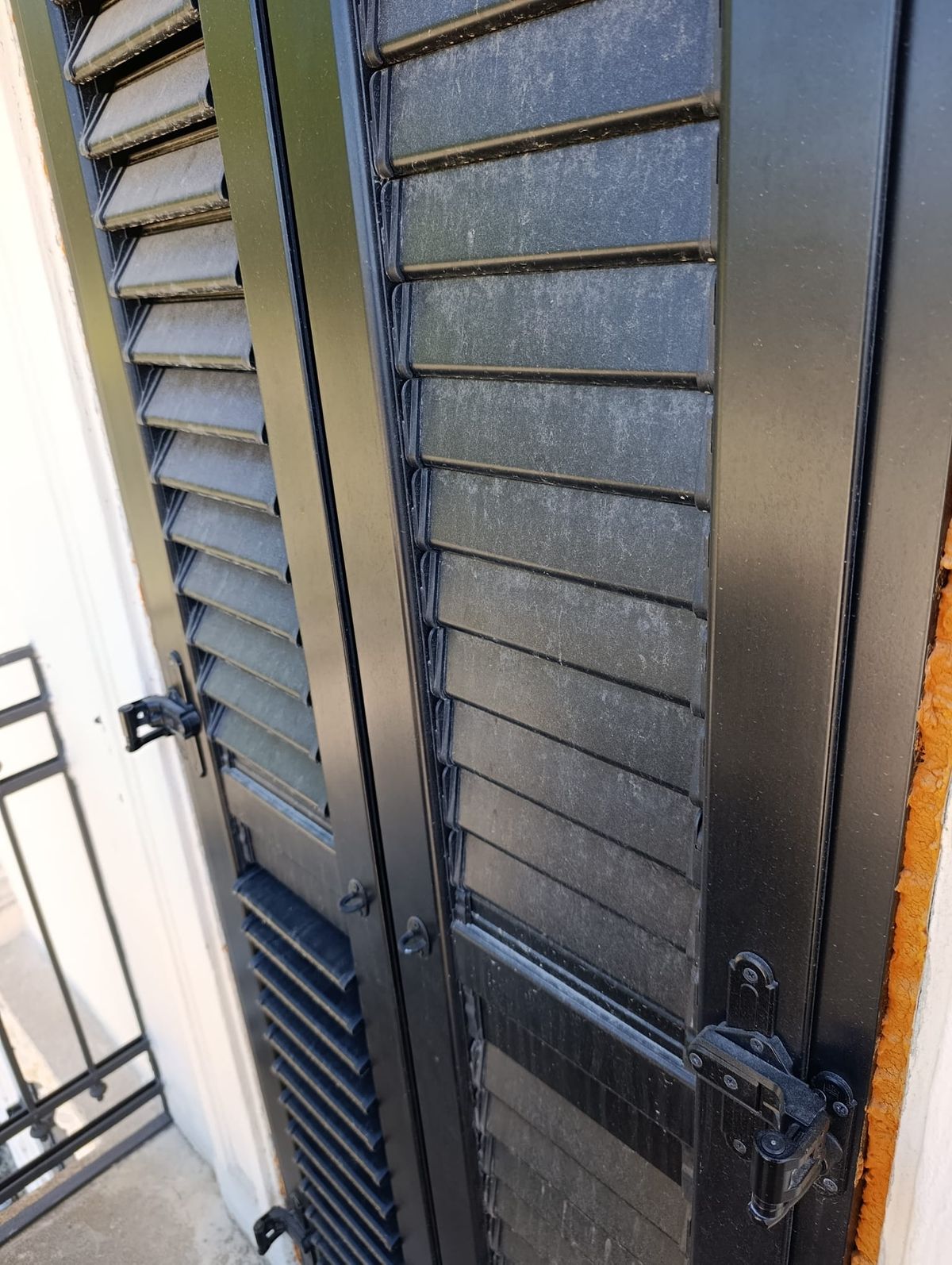 Zakurzone czarne okiennice aluminiowe przed myciem