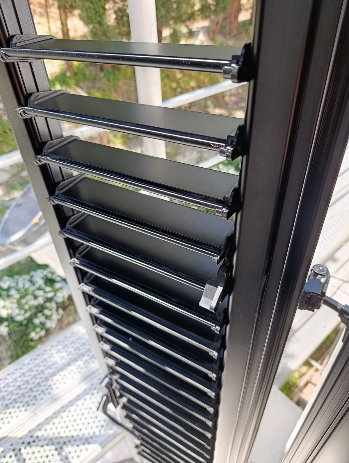 Umyte żaluzje fasadowe na piętrze
